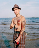 Татуировки отдыхающих на пляже в Бронксе