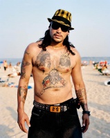 Татуировки отдыхающих на пляже в Бронксе